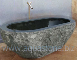 чорна ванна з граніту, природно оброблена ззовні