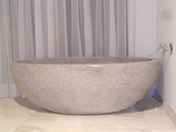 Ovale Badewanne aus hellgrauem Granit
