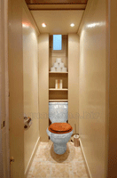 дизайн туалетної кімнаты з унітазом із мармуру