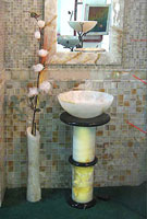 Badezimmerprojekt mit weißem Onyx-Waschbecken