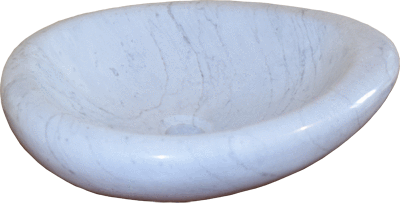 Marmor sinkt in Form eines Tropfens