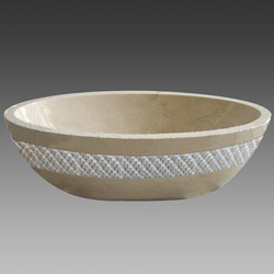 Galalische Marmorbadewanne mit Mosaik 77 verziert.