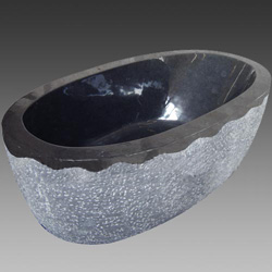Absolut schwarze Granitbadewanne, außen natürlich